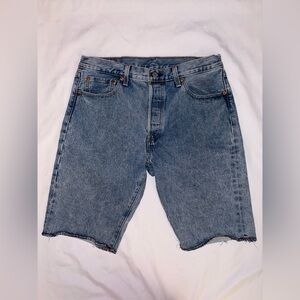 Levi’s Size 34 Medium Wash 501 Button Fly Hemmed 11” Jean Shorts PC9-34513-0069